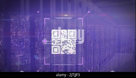 Bild der Datenverarbeitung und des qr-Codes über dem Serverraum Stockfoto