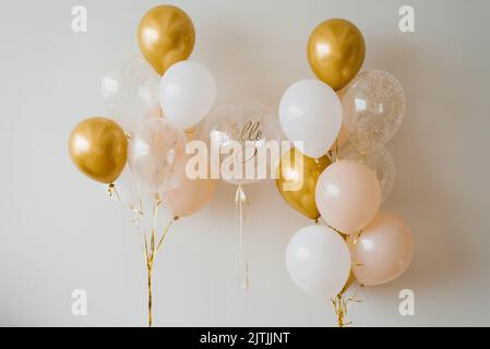 Festliche Heliumballons in Gold und Weiß zum 30.-jährigen Jubiläum Stockfoto