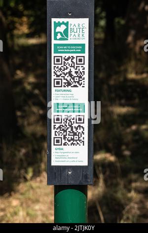 QR-Barcodes mit Besucherinformationen in Bute Park, Cardiff, Wales - Mobile Technologie Stockfoto