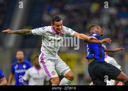 Mailand, Italien. 30. August 2022. Emanuele Valeri (3) von Cremonese und Denzel Dumfries (2) von Inter gesehen während der Serie Ein Spiel zwischen Inter und Cremonese bei Giuseppe Meazza in Mailand. (Foto: Gonzales Photo/Alamy Live News Stockfoto