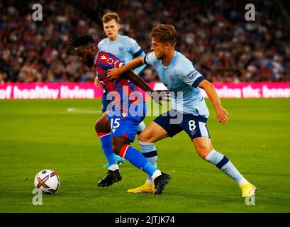 London ENGLAND - AUGUST 30 : Jeffrey Schlupp und Mathias Jensen von Brentford vom L-R Crystal Palace während des englischen Premier League-Spiels zwischen Crystal Stockfoto