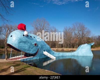 Blauwal von Catoosa auf der Route 66 in der Nähe von Tulsa in Oklahoma. Hier trägt sie einen Weihnachtshut Stockfoto