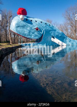 Blauwal von Catoosa auf der Route 66 in der Nähe von Tulsa in Oklahoma. Hier trägt sie einen Weihnachtshut Stockfoto