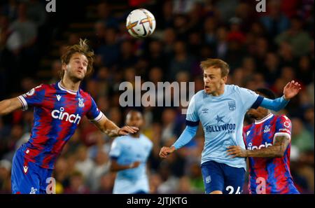 London ENGLAND - AUGUST 30 : Joachim Andersen von L-R Crystal Palace und Mikkel Damsgaard von Brentford während des Spiels der englischen Premier League zwischen CRYS Stockfoto