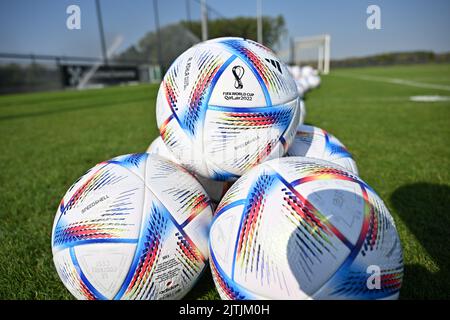 Tubize, Belgien, 31. August 2022.Abbildung zeigt die offizielle FIFA Fußball-Weltmeisterschaft Katar 2022 adidas Ball vor einer Trainingseinheit der belgischen Nationalmannschaft der Frauen, die Red Flames, in Tubize, Mittwoch, 31. August 2022. Am Freitag spielt das Team Norwegen in der Qualifikation für die Weltmeisterschaft. BELGA FOTO DAVID CATRY Stockfoto