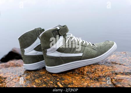 Neue modische High Youth Sneaker auf Steinhintergrund Stockfoto