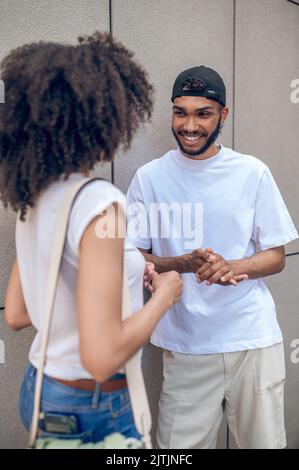 Junges Paar reden und schauen aufgeregt Stockfoto