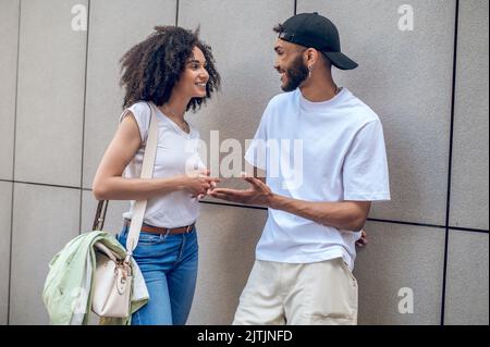 Junges Paar reden und schauen aufgeregt Stockfoto
