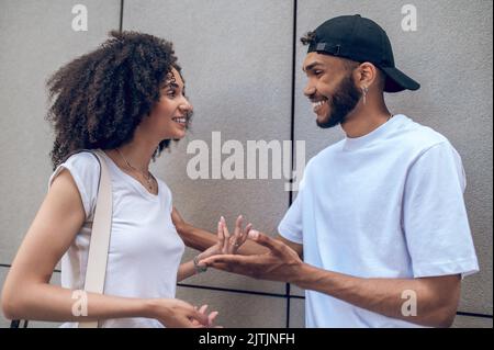 Junges Paar reden und schauen aufgeregt Stockfoto