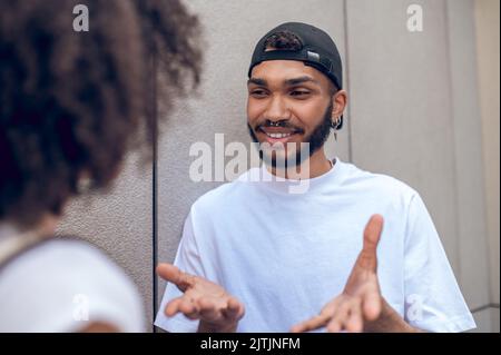 Junges Paar reden und schauen aufgeregt Stockfoto