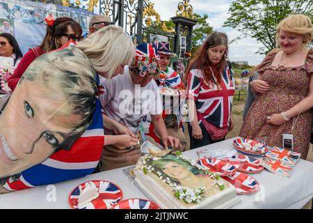 Kensington Palace, London, 31.. August 2022. Königliche Fans, Maria Scott, John Loughrey, Patrick O'Neil und Caryll Foster, treffen sich am Kensington Palace Gates, um £200 einen Festkuchen zu schneiden, um den 25.. Todestag von Diana, Prinzessin von Wales, zu feiern. Die Prinzessin wurde an diesem Tag im Jahr 1997 bei einem Autounfall in Paris getötet. Amanda Rose/Alamy Live News Stockfoto