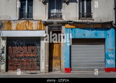 Zwei geschlossene Geschäfte in der Hitze des Sommers im August in Paris, 11. Arrondissement, Paris, Frankreich, Frankreich Stockfoto