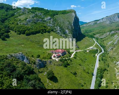 Drohnenblick auf Schloss „Templul Cavalerilor“ - von Cheile Valisoarei, Valisoara, Alba County, Rumänien Stockfoto