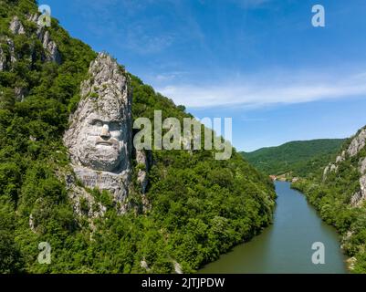 Geformter Kopf des Decebal Dacian King, auf dem Weg der Donau Stockfoto