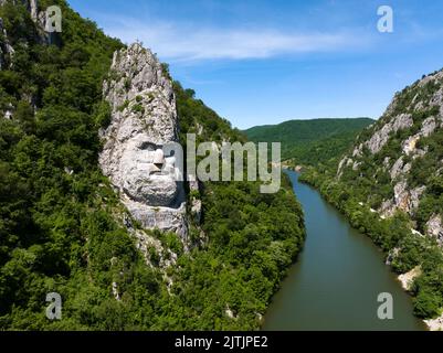 Geformter Kopf des Decebal Dacian King, auf dem Weg der Donau Stockfoto