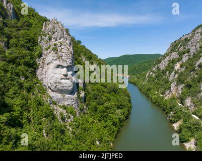 Geformter Kopf des Decebal Dacian King, auf dem Weg der Donau Stockfoto