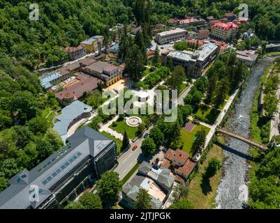 Blick vom Baile Herculane, Rumänien - einem der beliebten Balnear Resorts in Rumänien Stockfoto