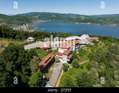 Kloster St. Ana von Orsova, Rumänien - spektakuläre Aussicht auf die Donau Stockfoto