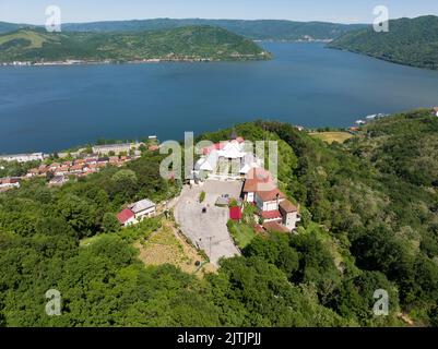 Kloster St. Ana von Orsova, Rumänien - spektakuläre Aussicht auf die Donau Stockfoto