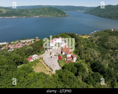 Kloster St. Ana von Orsova, Rumänien - spektakuläre Aussicht auf die Donau Stockfoto