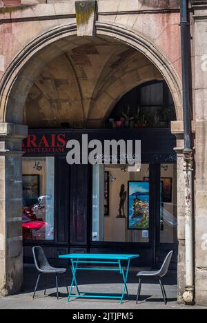 Kunstgalerie in den Arkaden des Place des Vosges, dem ältesten geplanten Platz in Paris, erbaut im 17.. Jahrhundert, im Stadtteil Marais, Par Stockfoto