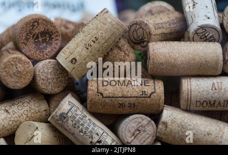 Nahaufnahme von Korken im Fenster des Weinladens und der Bar El Vinos, so verewigt wie „Pomeroys“ in Rumpole of the Bailey, London, England, Großbritannien Stockfoto