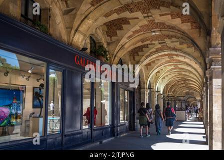 Kunstgalerie in den Arkaden des Place des Vosges, dem ältesten geplanten Platz in Paris, erbaut im 17.. Jahrhundert, im Stadtteil Marais, Par Stockfoto