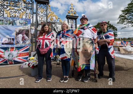 London, Großbritannien. 31.. August 2022. Königliche Fans versammeln sich vor dem Kensington Palace, um ihrer Ehrerlohnung zum Gedenken an Prinzessin Diana anlässlich des 25.. Todestages nach einem Autounfall in Paris zu gedenken. Quelle: Wiktor Szymanowicz/Alamy Live News Stockfoto