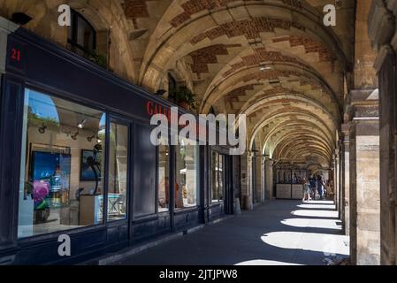 Kunstgalerie in den Arkaden des Place des Vosges, dem ältesten geplanten Platz in Paris, erbaut im 17.. Jahrhundert, im Stadtteil Marais, Par Stockfoto