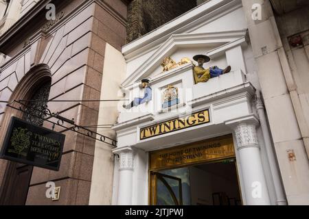 Nahaufnahme des Eingangs zum weltberühmten Tee- und Kaffeemporium Twinings, Strand, Temple, London, WC2, England, Großbritannien Stockfoto