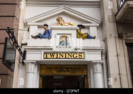 Nahaufnahme des Eingangs zum weltberühmten Tee- und Kaffeemporium Twinings, Strand, Temple, London, WC2, England, Großbritannien Stockfoto