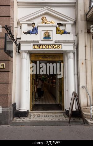 Nahaufnahme des Eingangs zum weltberühmten Tee- und Kaffeemporium Twinings, Strand, Temple, London, WC2, England, Großbritannien Stockfoto