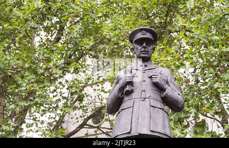 Statue von Air Chief Marshal Lord Dowding, Baron of Bentley Prior, vor der St. Clement Danes Church, Strand, London, England, Großbritannien Stockfoto