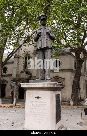 Statue von Air Chief Marshal Lord Dowding, Baron of Bentley Prior, vor der St. Clement Danes Church, Strand, London, England, Großbritannien Stockfoto