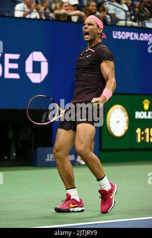 New York, NY, USA. 30. August 2022. **KEINE NY-ZEITUNGEN** Rafael Nadal gegen Rinky Hijikata beim US Open Tennis 2022 im USTA Billie Jean King National Tennis Center am 30. August 2022 in Flushing, Queens. Kredit: Mpi04/Media Punch/Alamy Live Nachrichten Stockfoto