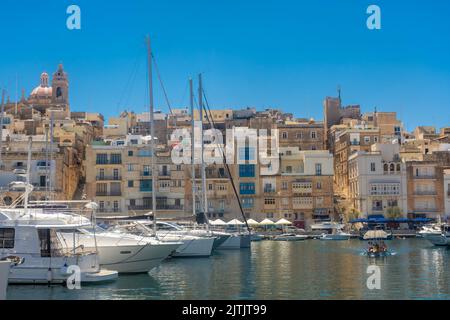Birgu, Malta, 22. Mai 2022: Blick von der Marina von Birgu auf Cospicua, eine der drei Städte Stockfoto