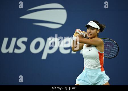 Emma Raducanu ist am zweiten Tag der US Open im USTA Billie Jean King National Tennis Center, New York, gegen Alize Cornet im Einsatz. Bilddatum: Dienstag, 30. August 2022. (Foto von Anthony Behar/Sipa USA) Stockfoto