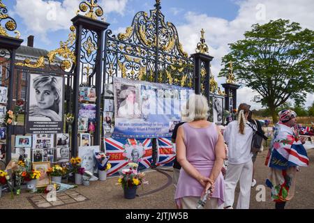 London, England, Großbritannien. 31. August 2022. Blumen und Ehrungen vor den Kensington Gardens zum 25.. Todestag von Prinzessin Diana. (Bild: © Vuk Valcic/ZUMA Press Wire) Stockfoto