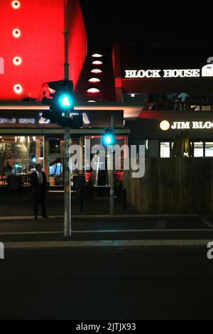 Berlin, Deutschland - 19. November 2015: City Life Night, Blick auf die Fußgängerampel mit Restaurant im Hintergrund Stockfoto