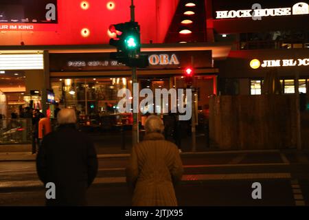 Berlin, Deutschland - 19. November 2015: City Life Night, Blick auf die Fußgängerampel mit Restaurant im Hintergrund Stockfoto