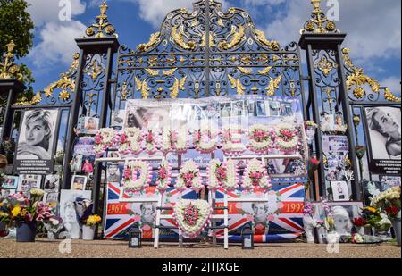 London, Großbritannien. 31.. August 2022. Blumen und Ehrungen vor dem Kensington Palace zum 25.. Todestag von Prinzessin Diana. Kredit: Vuk Valcic/Alamy Live Nachrichten Stockfoto