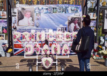 London, Großbritannien. 31.. August 2022. Eine Frau schaut sich die Ehrungen vor dem Kensington Palace zum 25.. Todestag von Prinzessin Diana an. Kredit: Vuk Valcic/Alamy Live Nachrichten Stockfoto