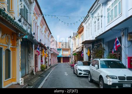 Chinesisch-portugiesische (Peranakan) Ladenhäuser in Soi Rommanee (Romanni / Romanee / Rommani) in der Altstadt (Chinatown) von Phuket Town, Thailand Stockfoto