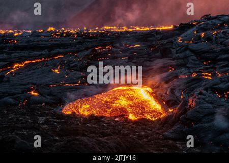 Nahaufnahme des Lavastroms des neuesten Eruptionsstandorts im Fagradalsfjall, Island Stockfoto