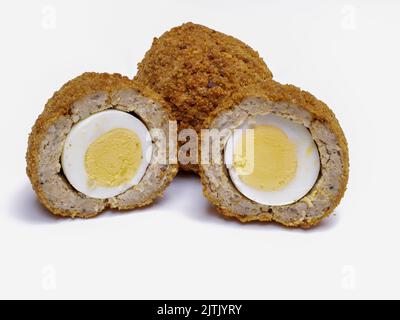 Schottische Eier halbierten sich isoliert auf weißem Hintergrund Stockfoto