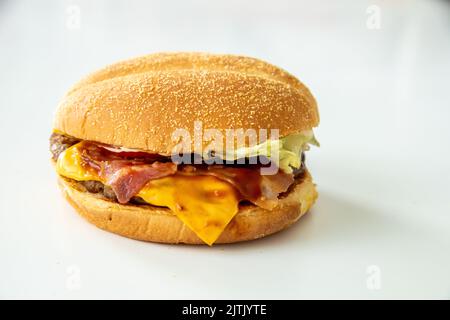 Eine Nahaufnahme eines Speckkäseburgers, isoliert auf weißem Hintergrund Stockfoto