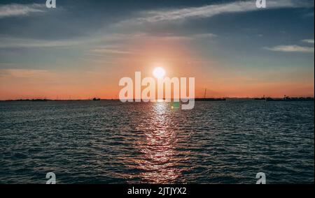 Eine Panoramaaufnahme eines herrlichen Sonnenuntergangs in Vietnam Stockfoto