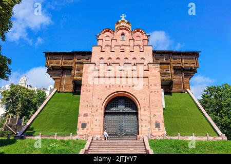 Das rekonstruierte Gebäude des alten Goldenen Tores im Zentrum von Kiew am blauen Himmel an einem Sommertag. 21. August 2022 Kiew, Ukraine. Stockfoto