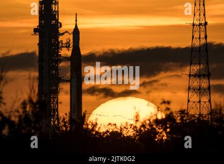 Kennedy Space Center, Usa. 31. August 2022. Die NASA-Rakete zum Space Launch System (SLS) mit der Orion-Sonde an Bord wird am Mittwoch, den 31. August 2022, bei Sonnenaufgang auf einem mobilen Trägerrakete auf dem Launch Pad 39B im Kennedy Space Center, Florida, gesehen. Artemis 1 wird den Mond umkreisen, als erster Schritt für die Vereinigten Staaten, Astronauten nach 50 Jahren wieder zum Mond zu schicken. NASA Foto von Bill Ingalls/UPI Quelle: UPI/Alamy Live News Stockfoto