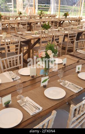 Festzelt mit Tischen für einen Hochzeitsempfang Stockfoto